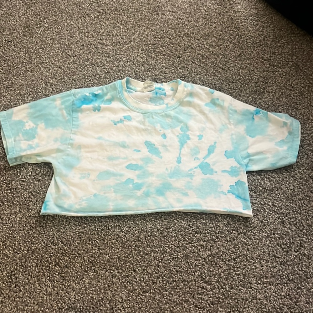 Cropped blue tie dye tshirt